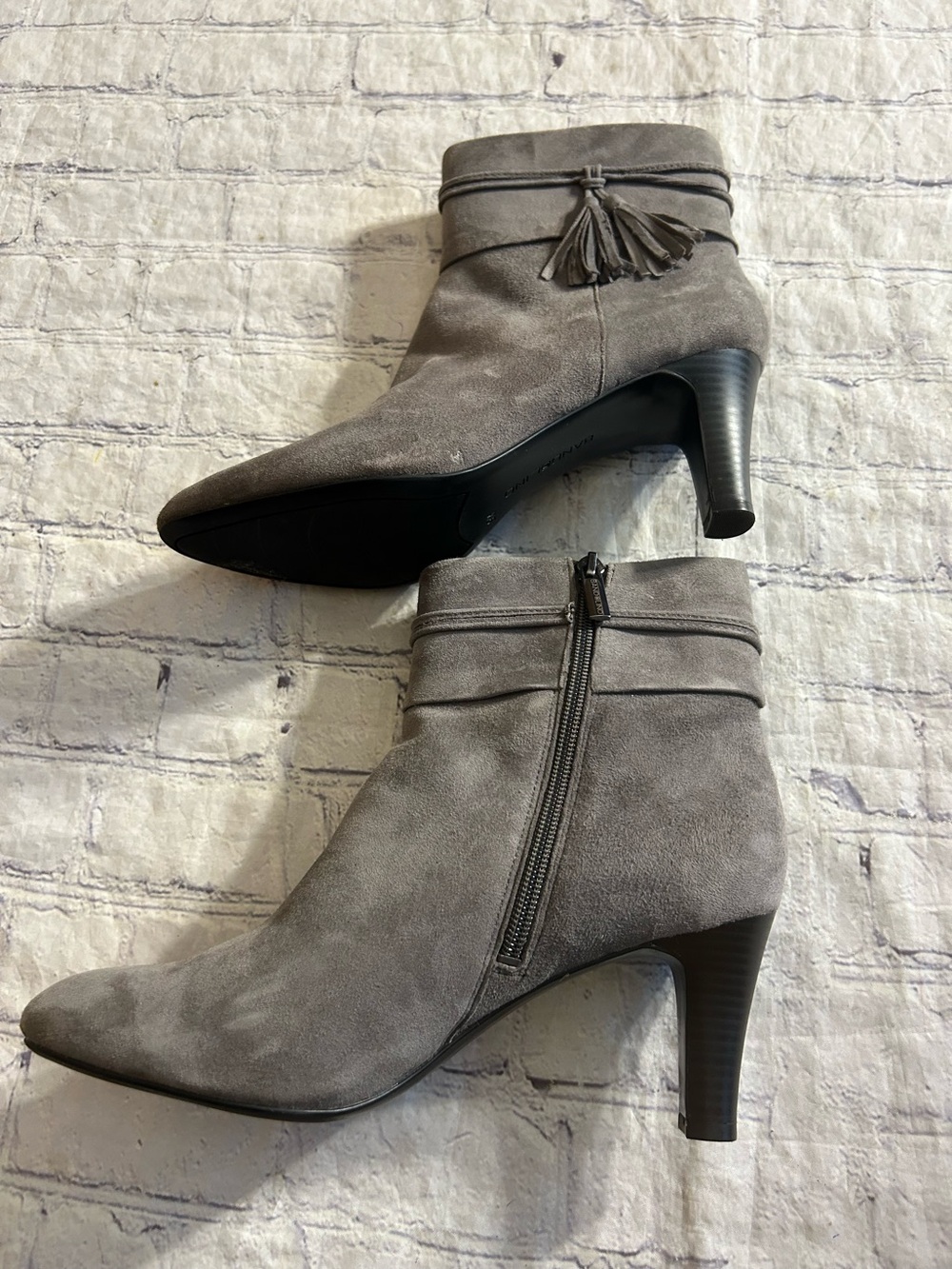 BANDOLINO BOWILLARIA GREY SUEDE ANKLE HEEL BOOTS TASSEL SIDE ZIP WOMEN’S 9